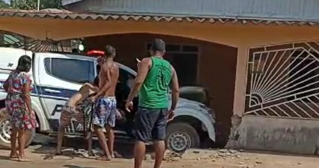 Policiais perdem controle de viatura após baterem em buraco durante perseguição