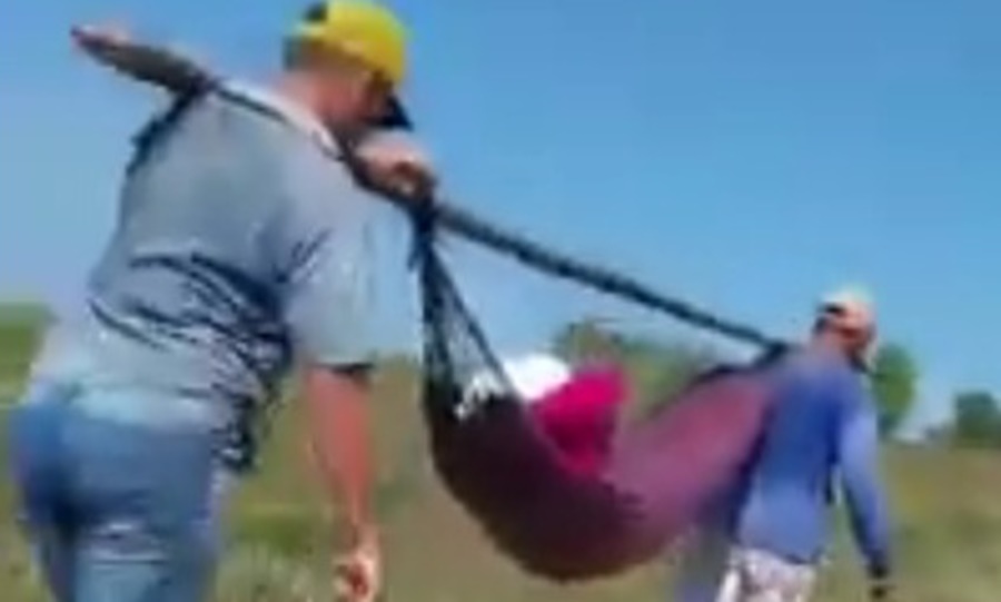 Mulher sofre acidente e é resgatada em rede improvisada devido às más condições de ramal no AC