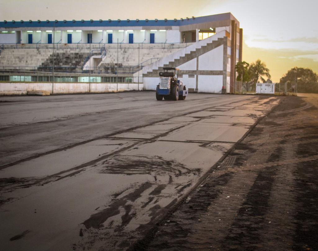 Deracre trabalha na pavimentação asfáltica da arena de shows da Expoacre Juruá