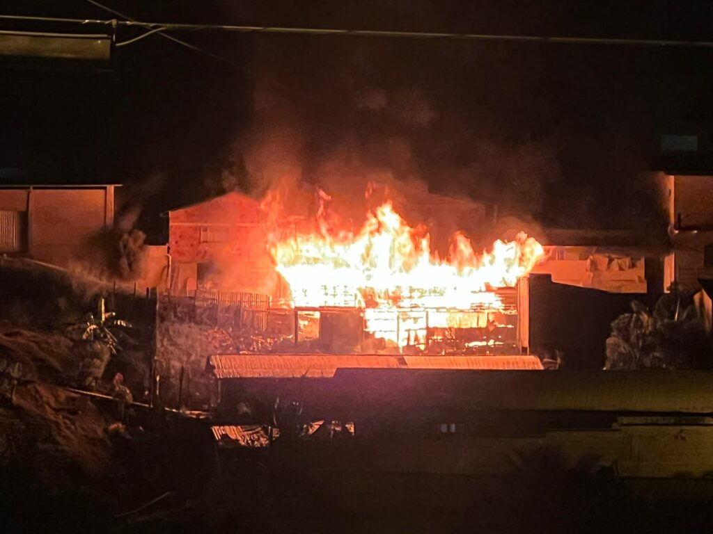 Incêndio de grandes proporções atinge três residências no bairro do Colégio, em Cruzeiro do Sul