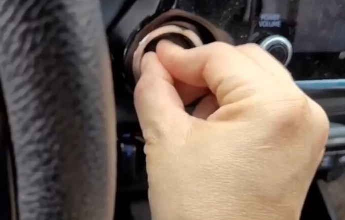 Após ser preso pela polícia do Acre, criminoso ‘ensina’ como ligar Hilux sem chave; veja