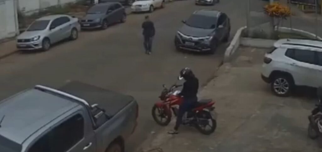 No Acre, câmera flagra criminoso roubando moto de mulher em plena luz do dia