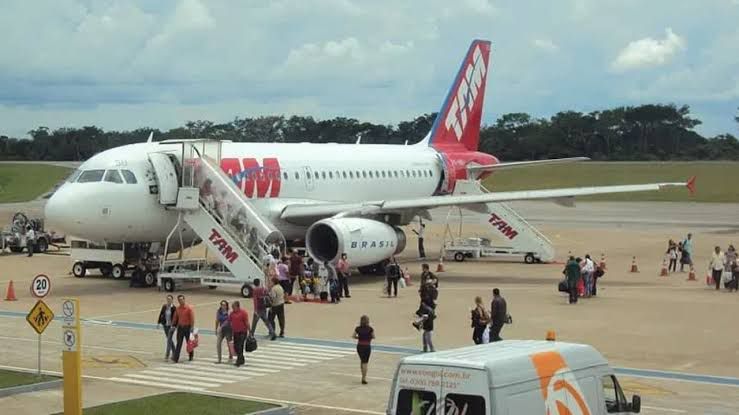 Avião da TAM atropela capivara no aeroporto de Rio Branco e voo é cancelado