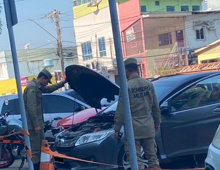 Em Rio Branco, mulher descobre jiboia no motor do carro e bombeiros não conseguem retirar animal