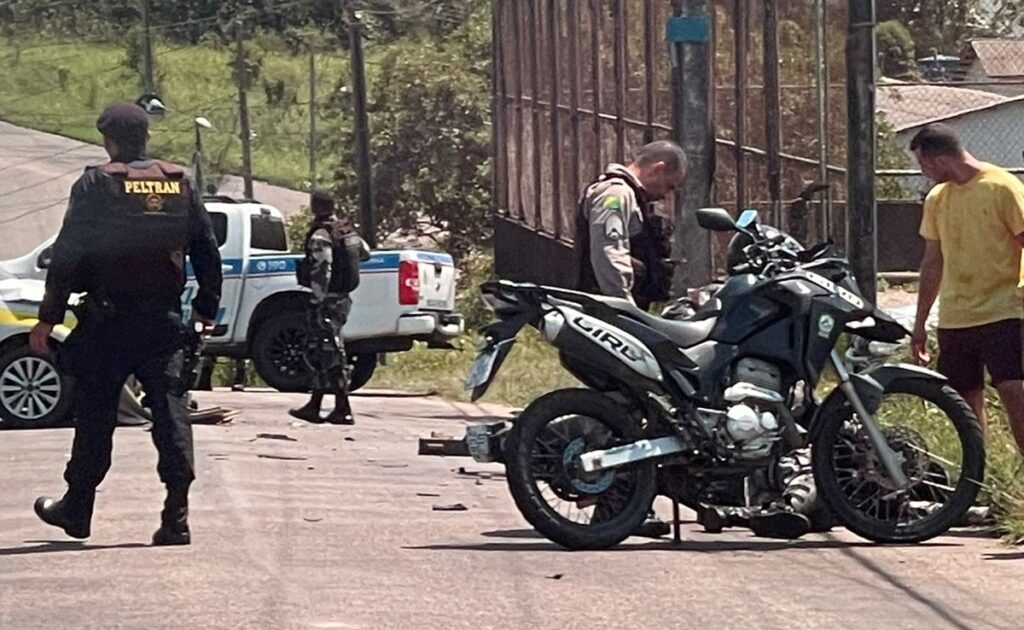 Após cruzar preferencial, motorista acaba colidindo contra policial do Giro em Cruzeiro do Sul