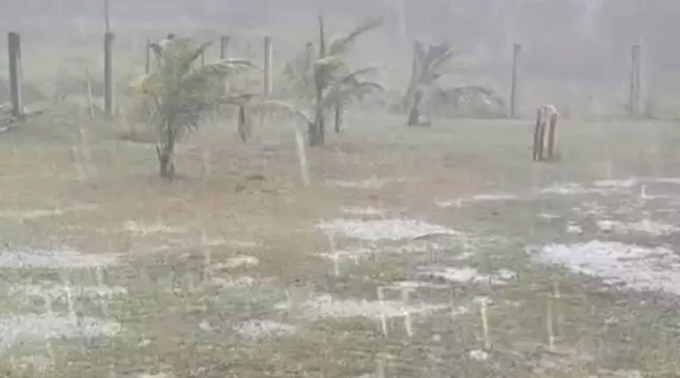 Chuva de granizo atinge município de Tarauacá e surpreende moradores do Acuraua