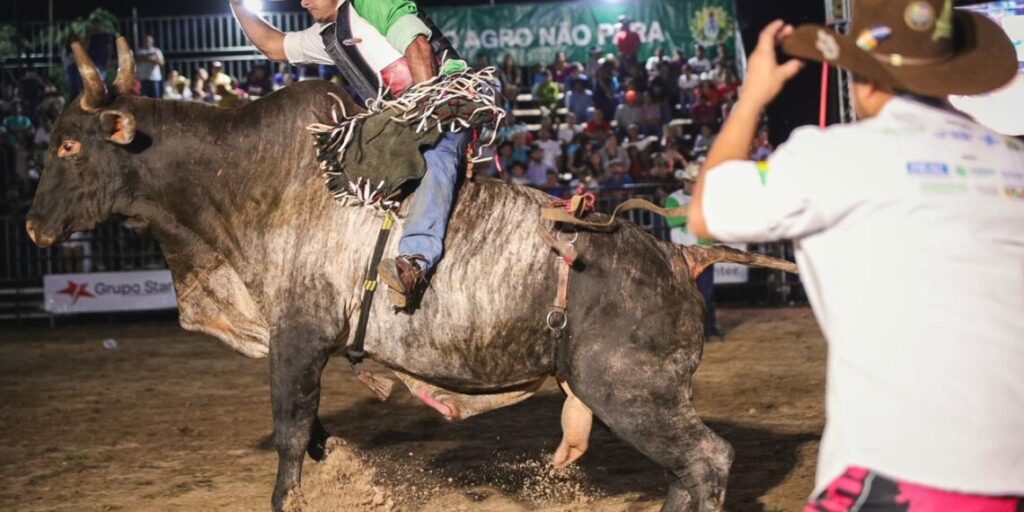 Com arena lotada, abertura do rodeio é destaque na Expoacre Juruá