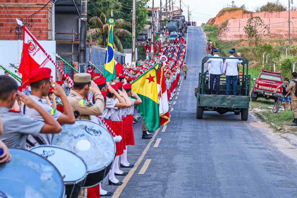 Vice-governadora Mailza prestigia desfile cívico-militar em Cruzeiro do Sul