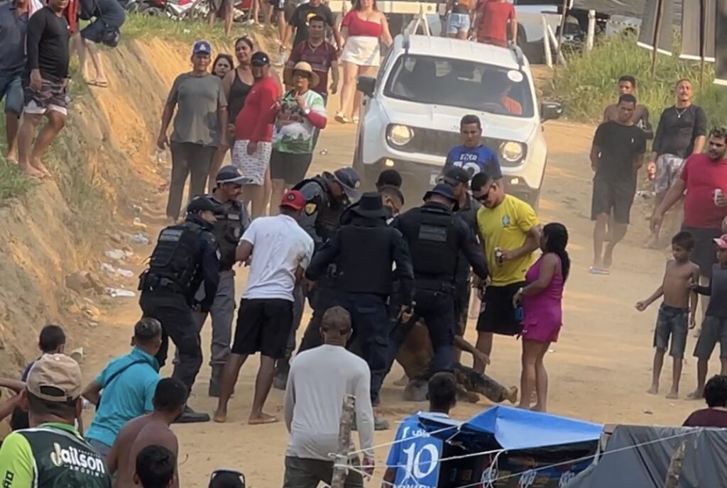 Vídeo: Homem com faca é contido no Festival do Peixe-boi, em Guajará (AM)