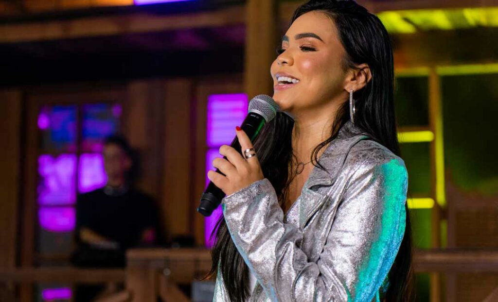 Vitória Freitas retorna à cidade natal para show no Festival da Farinha após ganhar o país com sua música