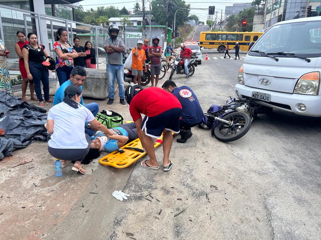 Mulher fica ferida após colisão entre caminhão e moto em Cruzeiro do Sul