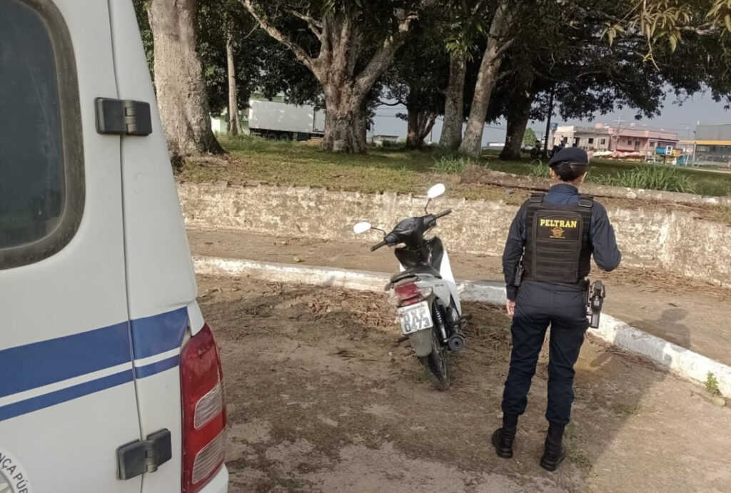 Motocicleta abandonada com chave na ignição é identificada como veículo furtado