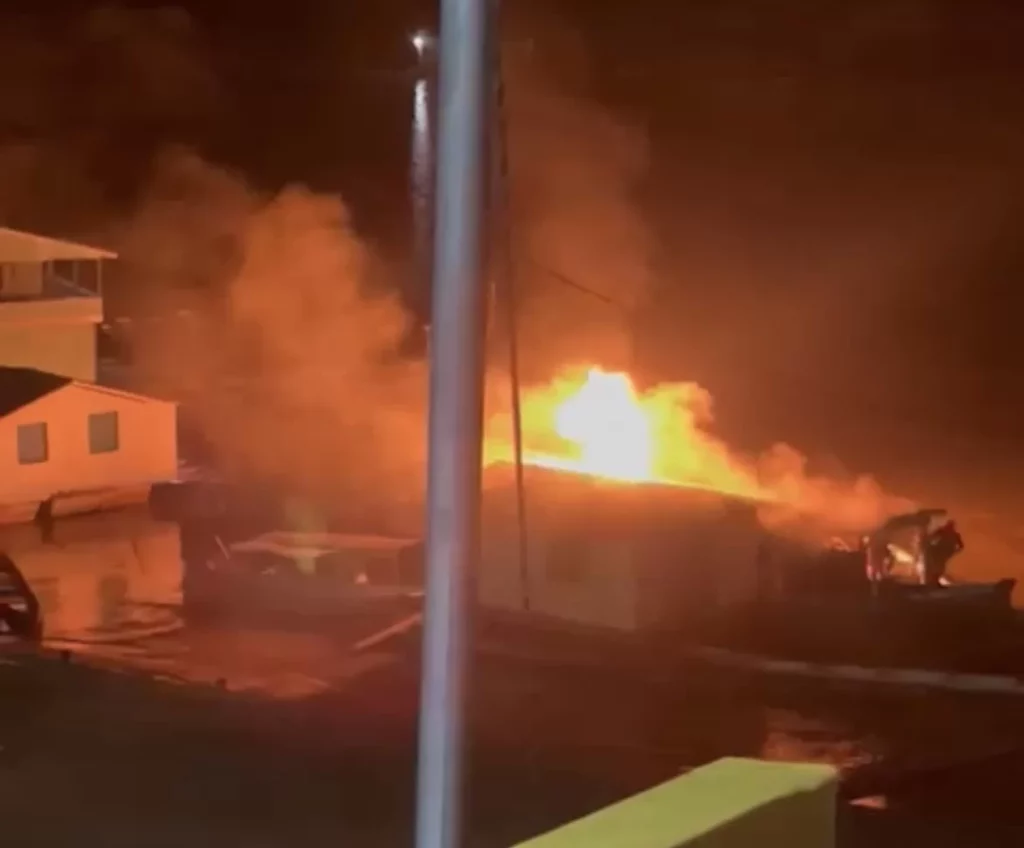 VÍDEO: Em Porto Walter, embarcação pega fogo no rio Juruá