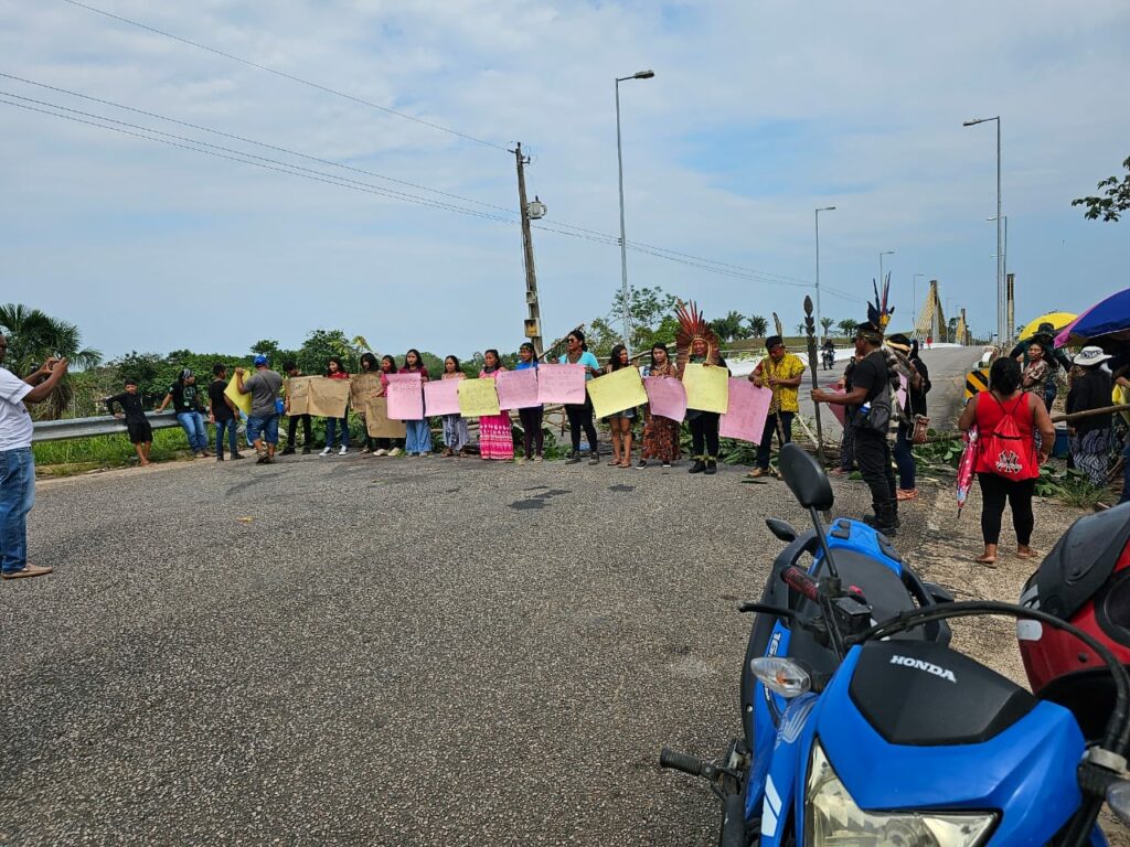 Contrários ao Marco Temporal, indígenas bloqueiam a BR-364 em Feijó