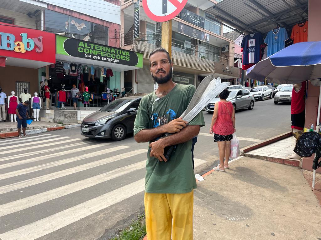 Artista de rua trabalha há 7 anos nos semáforos de Cruzeiro do Sul: “Ganhando a vida”