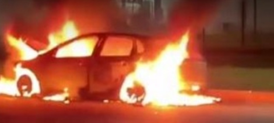 VÍDEO: Pane elétrica causa incêndio e destrói totalmente veículo em via pública de Rio Branco