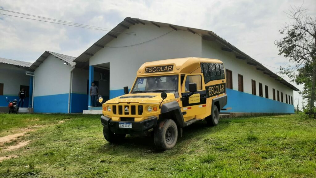 Estado amplia acesso à educação em áreas rurais de Cruzeiro do Sul ao entregar veículo adaptado