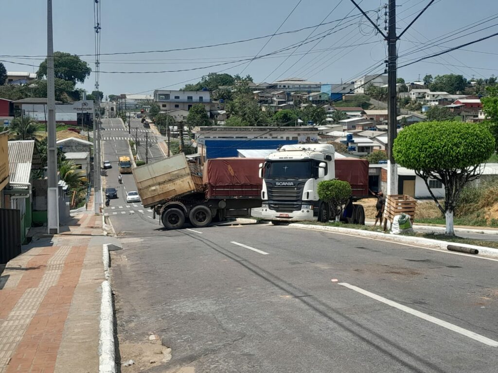 Motorista perde o controle de carreta após problema mecânico e evita tragédia; assista