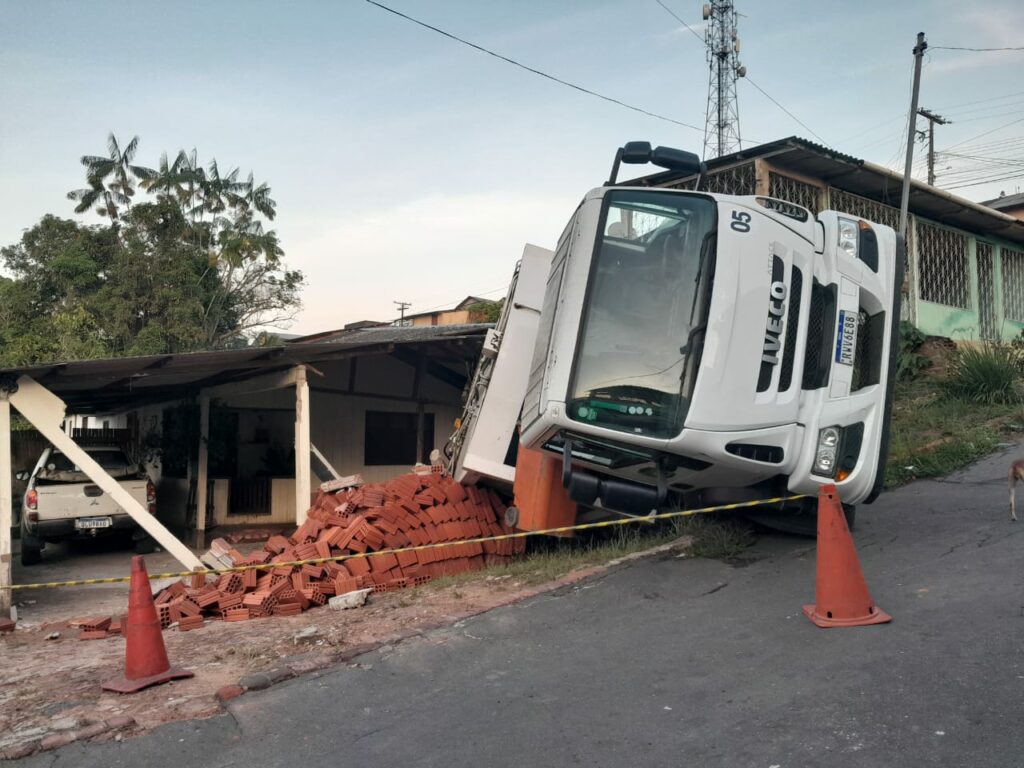 Prefeitura inicia reconstrução de área que foi destruída por caminhão de coleta de lixo em Cruzeiro do Sul