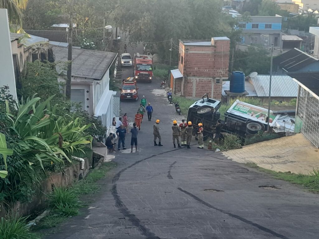 Caminhão de lixo desenfreado invade área de residência em Cruzeiro do Sul; assista