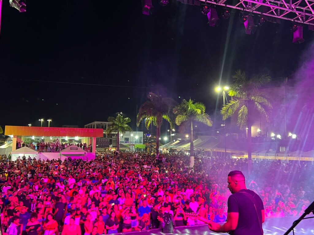 Show do Bonde do Forró reúne milhares de pessoas no Festival da Farinha