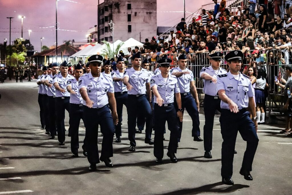 Público lota o Centro da cidade para prestigiar desfile cívico em alusão ao aniversário de Cruzeiro do Sul