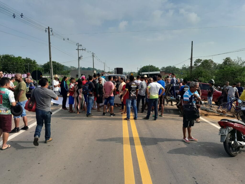Manifestantes do Ramal do Escondido bloqueiam Variante em Cruzeiro do Sul