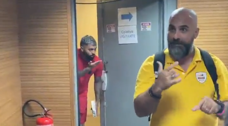 Após derrota, Gabigol vai a coletiva de Dorival e manda beijo para técnico do São Paulo; veja