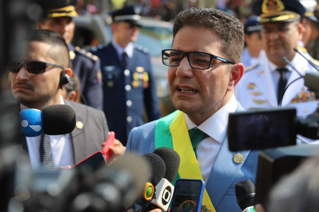 Gladson Cameli oficializa doação de terreno para construção de moradias no Irineu Serra