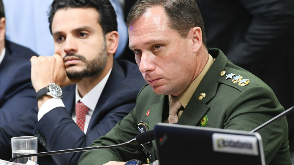 Defesa de Mauro Cid pede liberdade provisória após intenção de delação