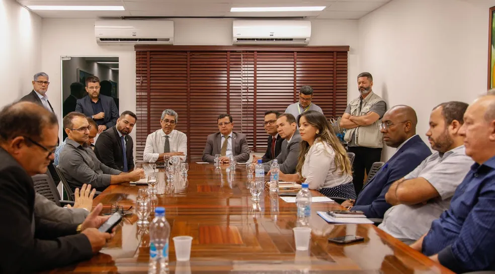 Deputados se reúnem com governo para discutir situação de famílias acampadas em frente à Aleac