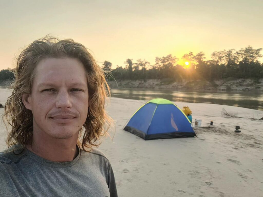 Explorador belga percorre a Amazônia de canoa e rema de Boa Vista a Rio Branco, no Acre