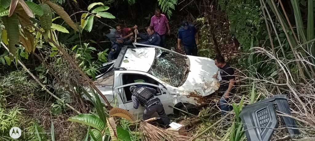Carro sai da pista e acaba caindo em área de mata na estrada que dá acesso à Guajará (AM); assista