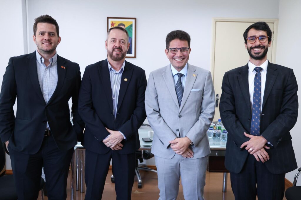 Gladson Cameli dialoga com companhias aéreas para ampliação de voos para o estado