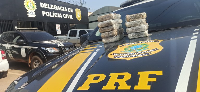 PRF prende cinco pessoas e apreende quase 10 quilos de cocaína em operação contra facções criminosas no Acre