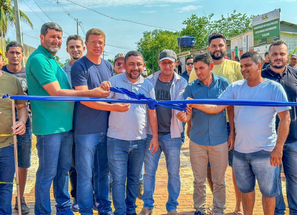 Prefeito entrega rua pavimentada em Porto Walter e moradores comemoram: “Um sonho nosso”
