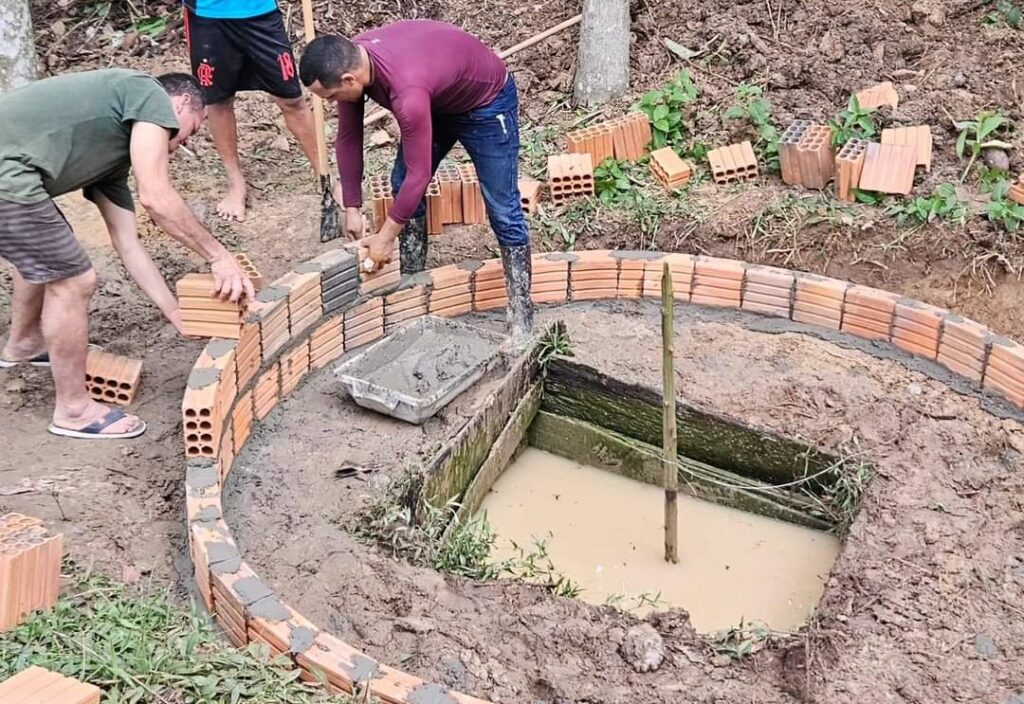Ashaninkas do Rio Amônia constroem cacimbas para sobreviverem à seca no Acre