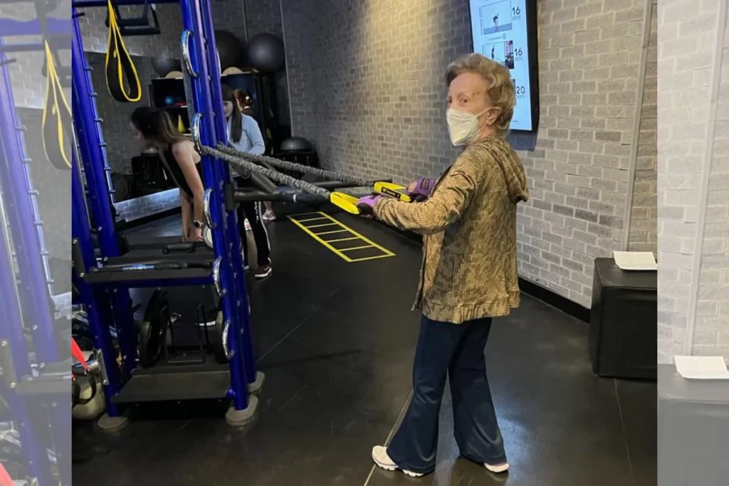 Tá pago! Dona Inês, aos 93, faz musculação três vezes por semana