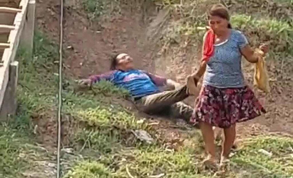 No Acre, mulher arrasta marido bêbado em barranco ao tentar convencê-lo a voltar para casa; assista