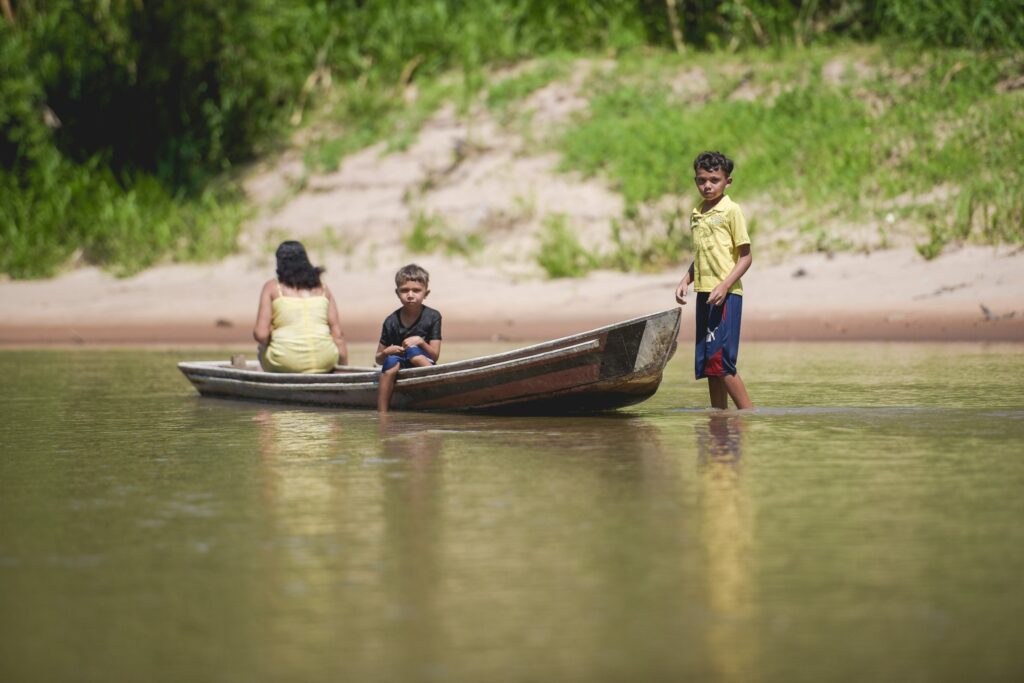 Aumento de mortes de crianças indígenas preocupa autoridades de saúde em Cruzeiro do Sul, durante período de seca
