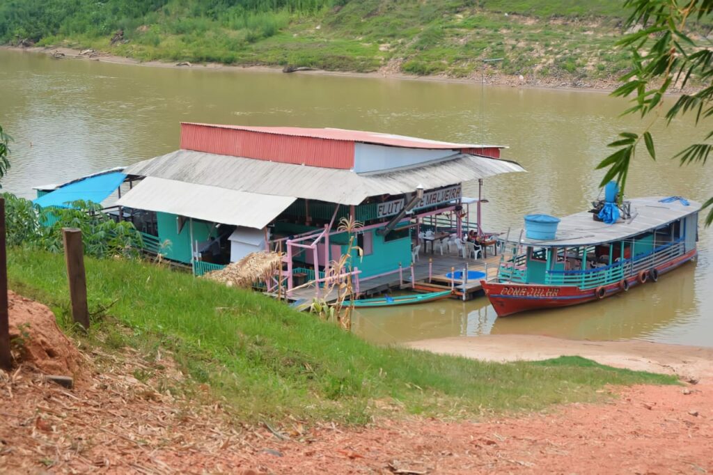 Da comida regional a passeios de barco; restaurante flutuante é novo ponto turístico dos acreanos