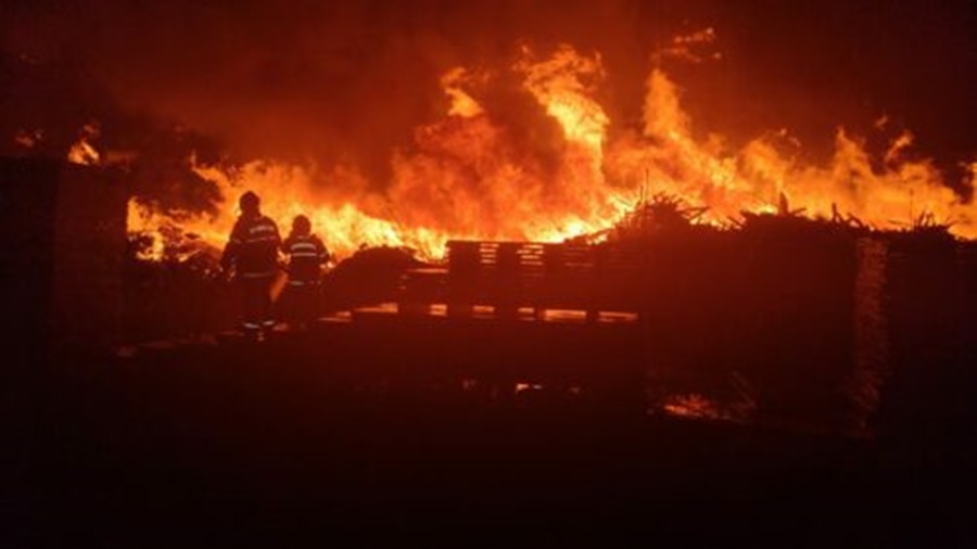 Bombeiros controlam incêndio de grandes proporções em Sena Madureira