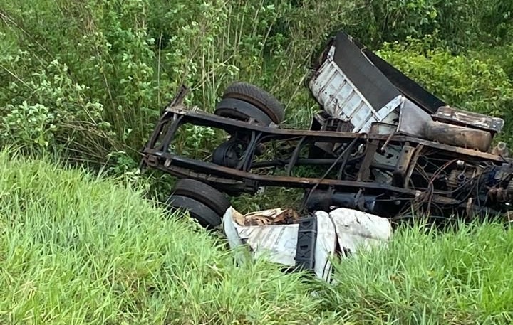 Motorista perde controle e capota caçamba na BR-364