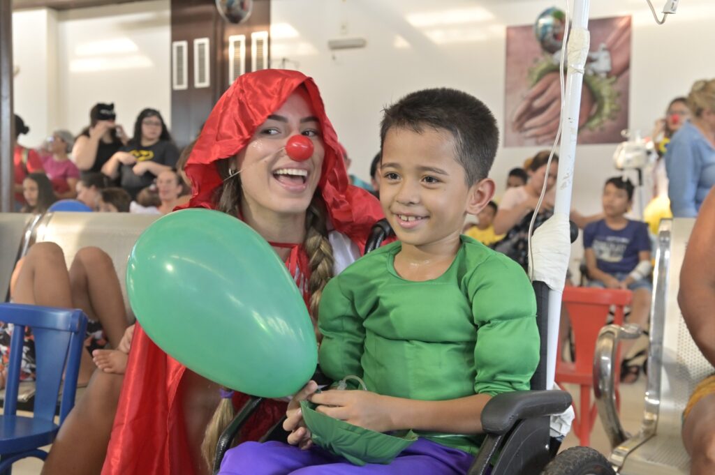 Hospital infantil realiza festa do Dia das Crianças com o tema de super-heróis