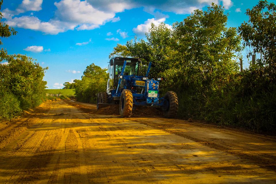 Em Cruzeiro do Sul, Deracre melhora 33 km de ramais e garante acesso de 410 famílias