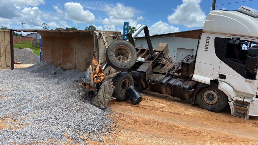 VÍDEO: Caçamba de caminhão tomba, no momento em que descarregava na AC-405