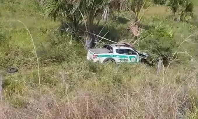 Viatura da PM e carro de passeio se envolvem em acidente na BR-364 e caem em ribanceira