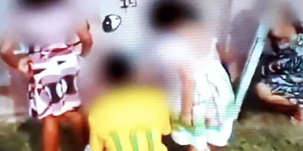 Criminosos incentivam crianças a pichar muro com símbolos de facções na Cidade do Povo