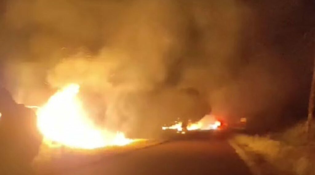 Caminhonete e moto explodem após colisão em rodovia no Acre