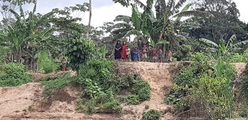 Área de preservação ambiental e obras de condomínio de luxo são invadidas por ocupação